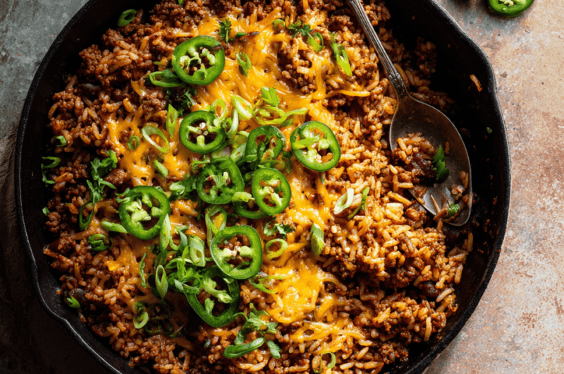 €3,40 P.P. • CHEESY TACO RICE UIT ÉÉN PAN (PROTEÏNEBOM).
